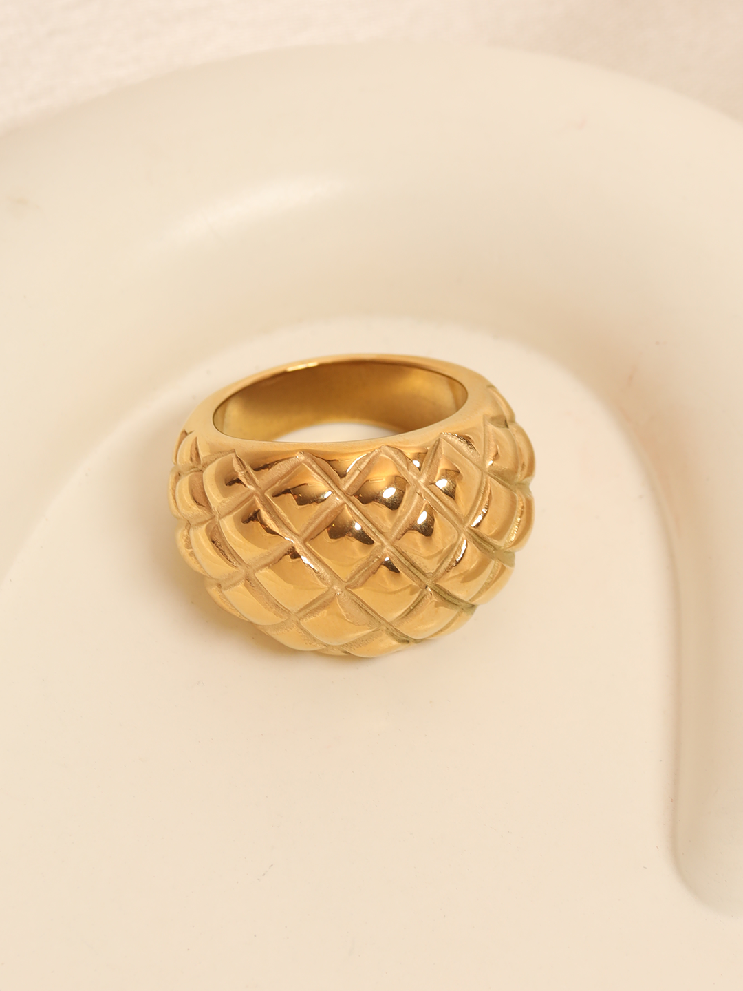 Diamond Pattern Bold Gold Ring