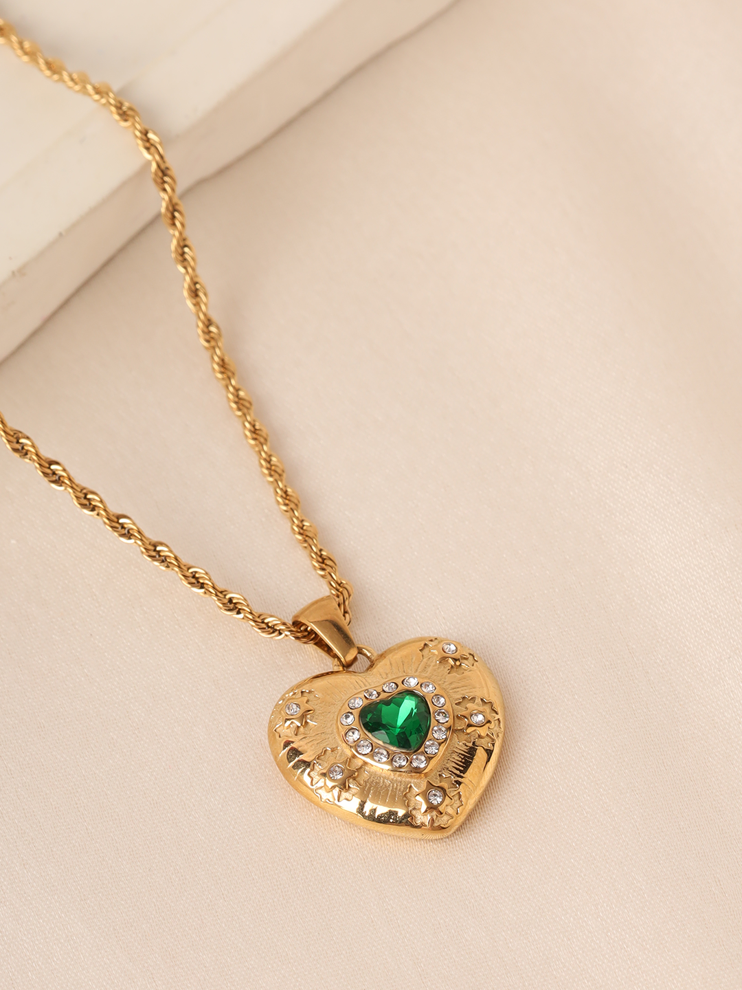 Emerald Heart Cz Studded Pendent